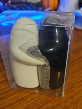 Hugging Salt and Pepper Shaker Set - Black & White Ghosts